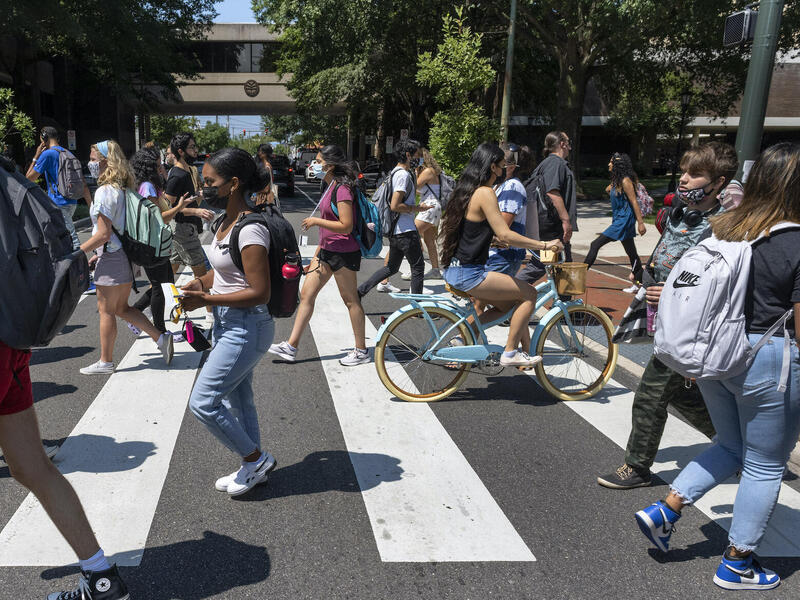 VCU students crossing West Main Street.