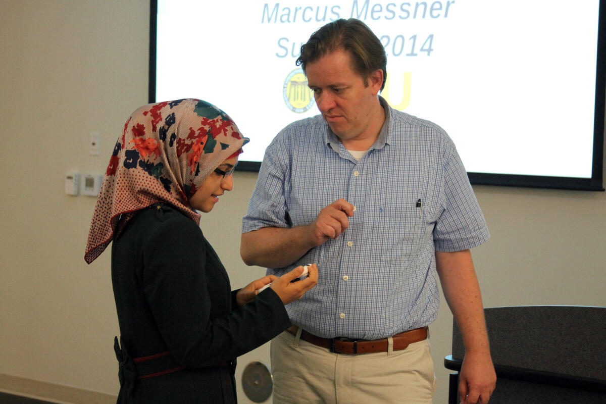 Roshna Abdulrahman of Irbil talks with Social Media Institute co-director and associate professor Marcus Messner, Ph.D., after class. 