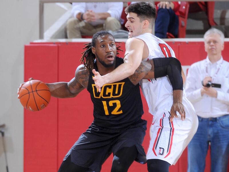 Mo Alie-Cox playing basketball at VCU. 
