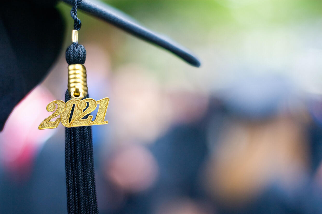 graduation cap with tassel that says \"2021\"
