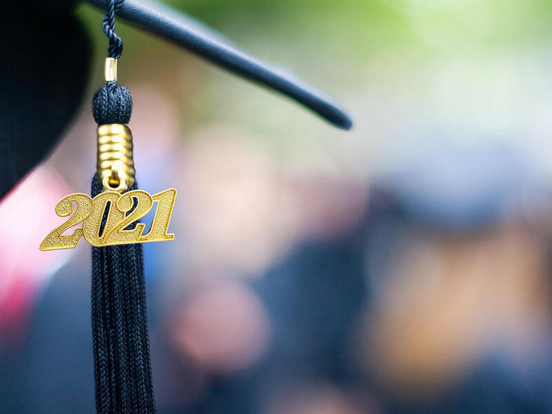 graduation cap with tassel that says \"2021\"