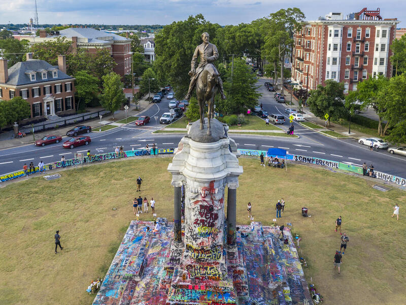 Robert E. Lee statue on Monument Avenue