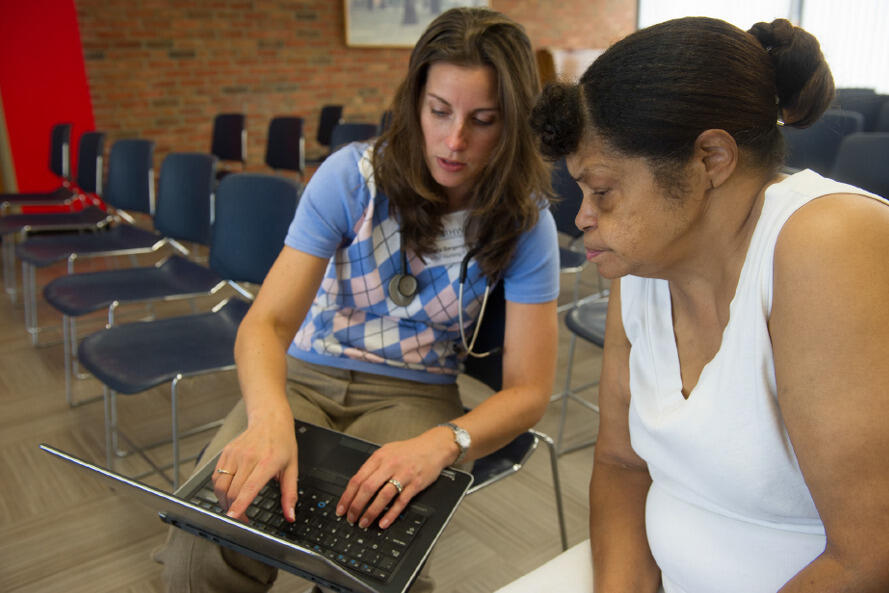 Lana Sargent (left), assistant professor in the VCU School of Nursing, brings clinical care to seniors as part of RHWP.
<br>Photo by Allen Jones, VCU University Marketing.