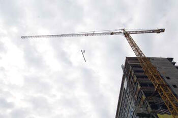 The topping out signifies that the uppermost steel member is going into place and that the structure has reached its height. Photo by Allen Jones, VCU Creative Services