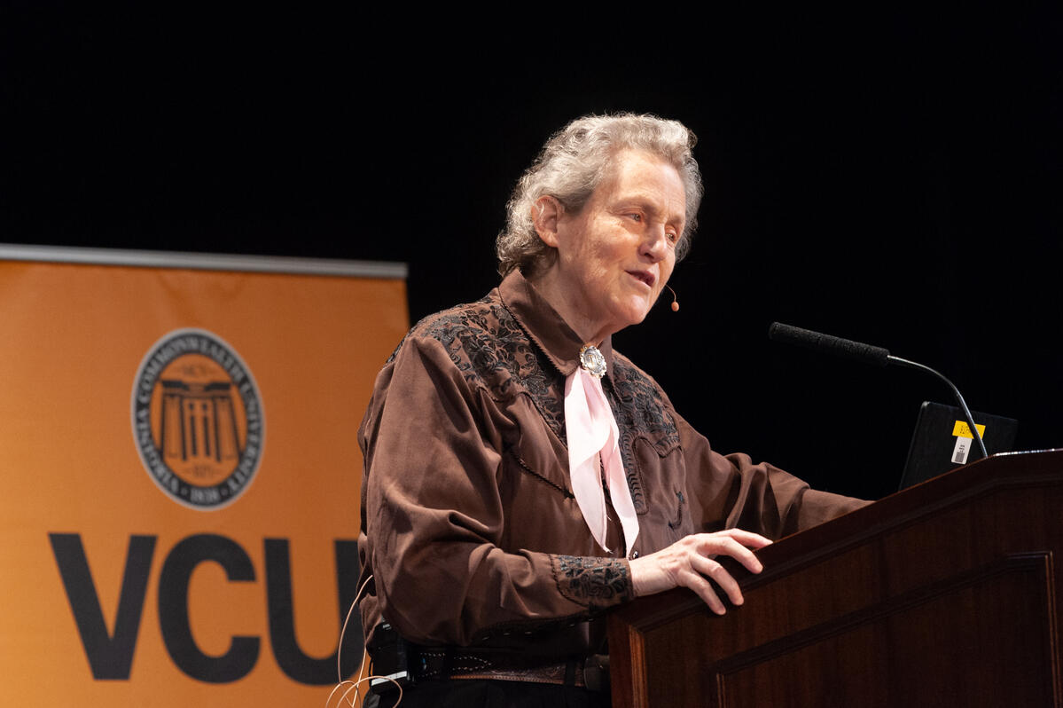 Temple Grandin speaks to a large audience.