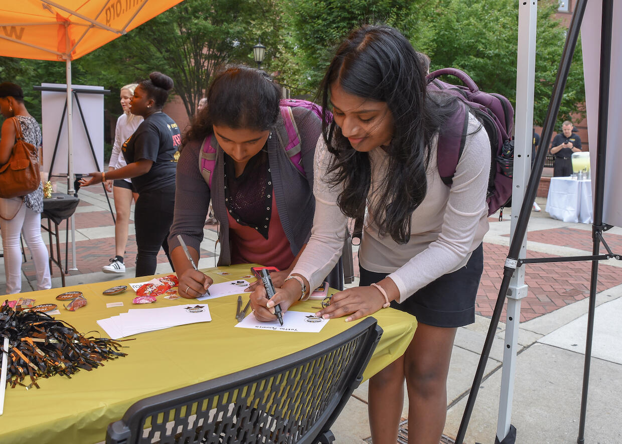 Students stop at the VCU Alumni table to write cards to donors. (Photo courtesy of Development and Alumni Relations Communications)
