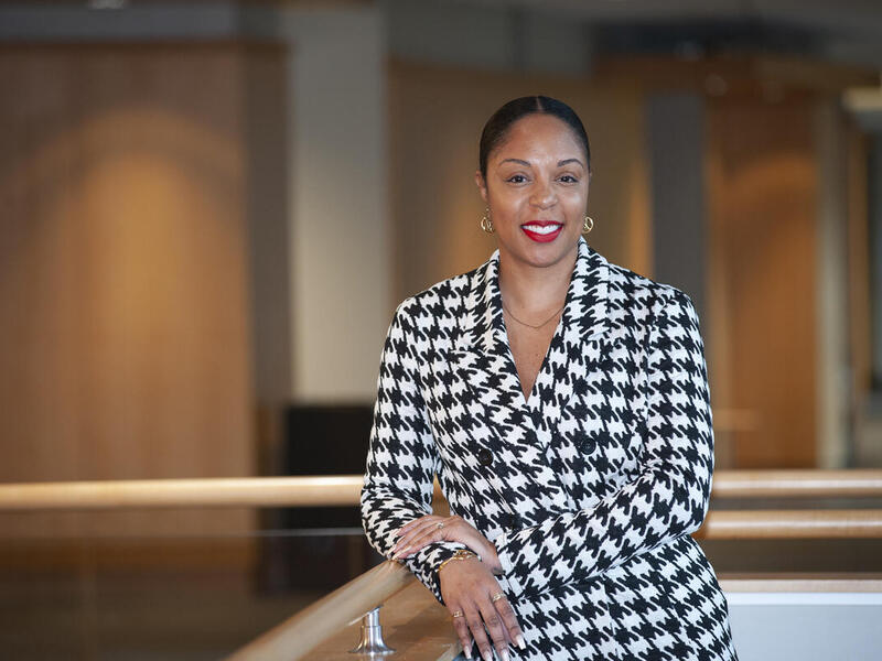 A woman wearing a hounds tail print sportscoat 