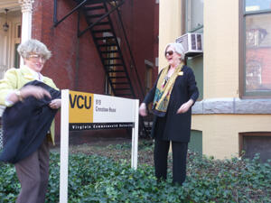 Crenshaw’s granddaughters, Sally Clay Witt (left) and Anne Warfield Crenshaw Truesdale, pulled away a cover, revealing the building’s renaming as Crenshaw House.
