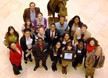 Students and faculty from the “VCU votes” and ASPiRE election campaigns celebrate their award together. 