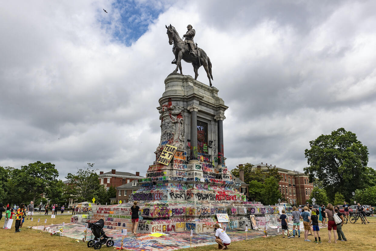 Robert E. Lee monument covered in graffiti 