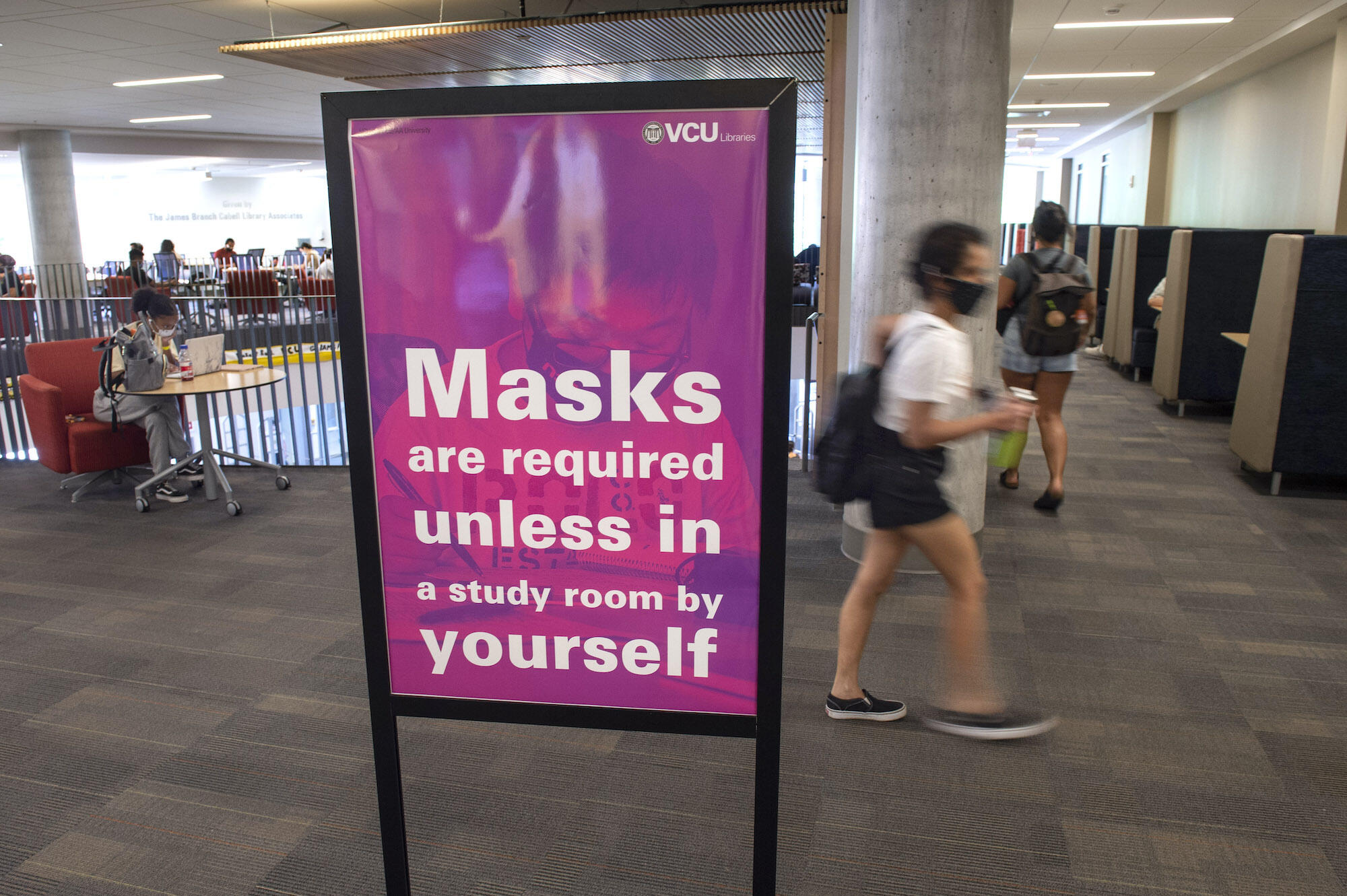 A sign outlining face mask requirements inside Cabell Library.