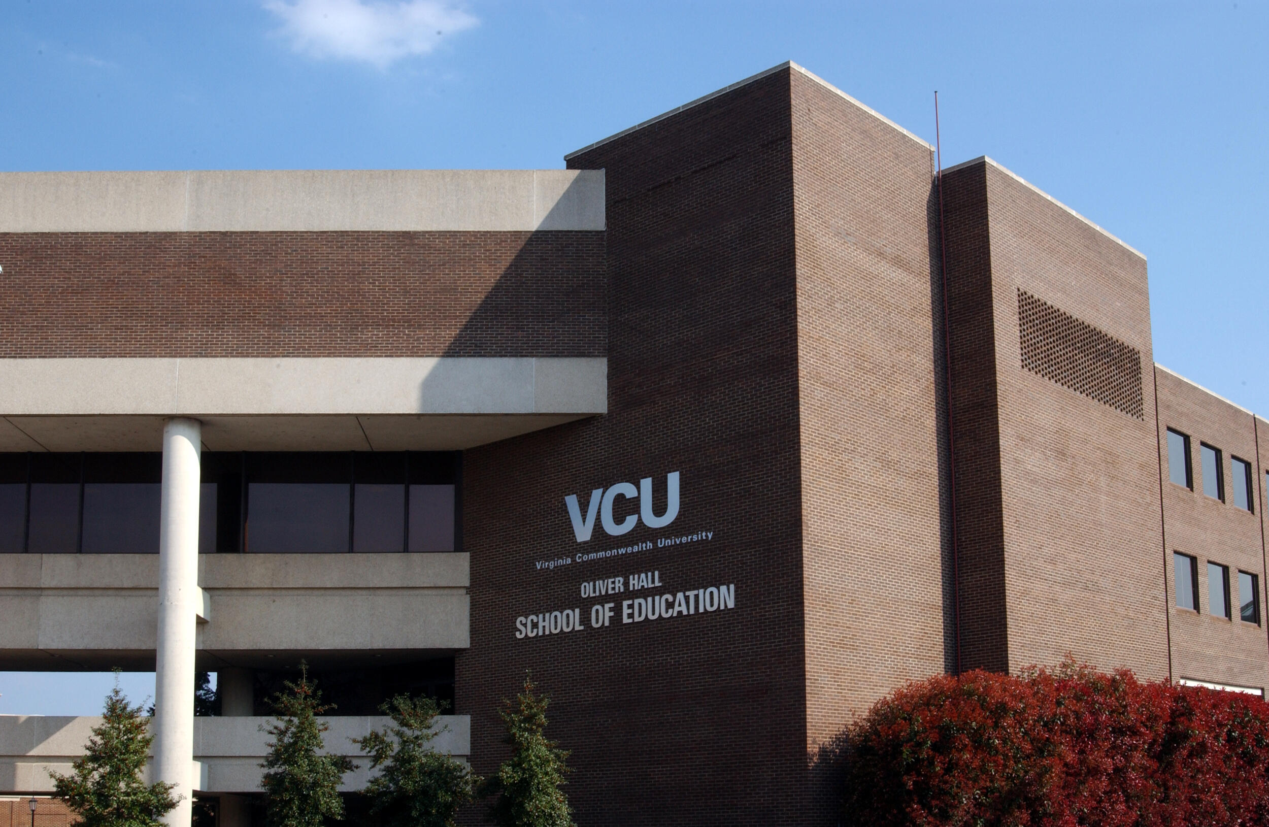 A photo of Oliver Hall, the VCU School of Education building. 
