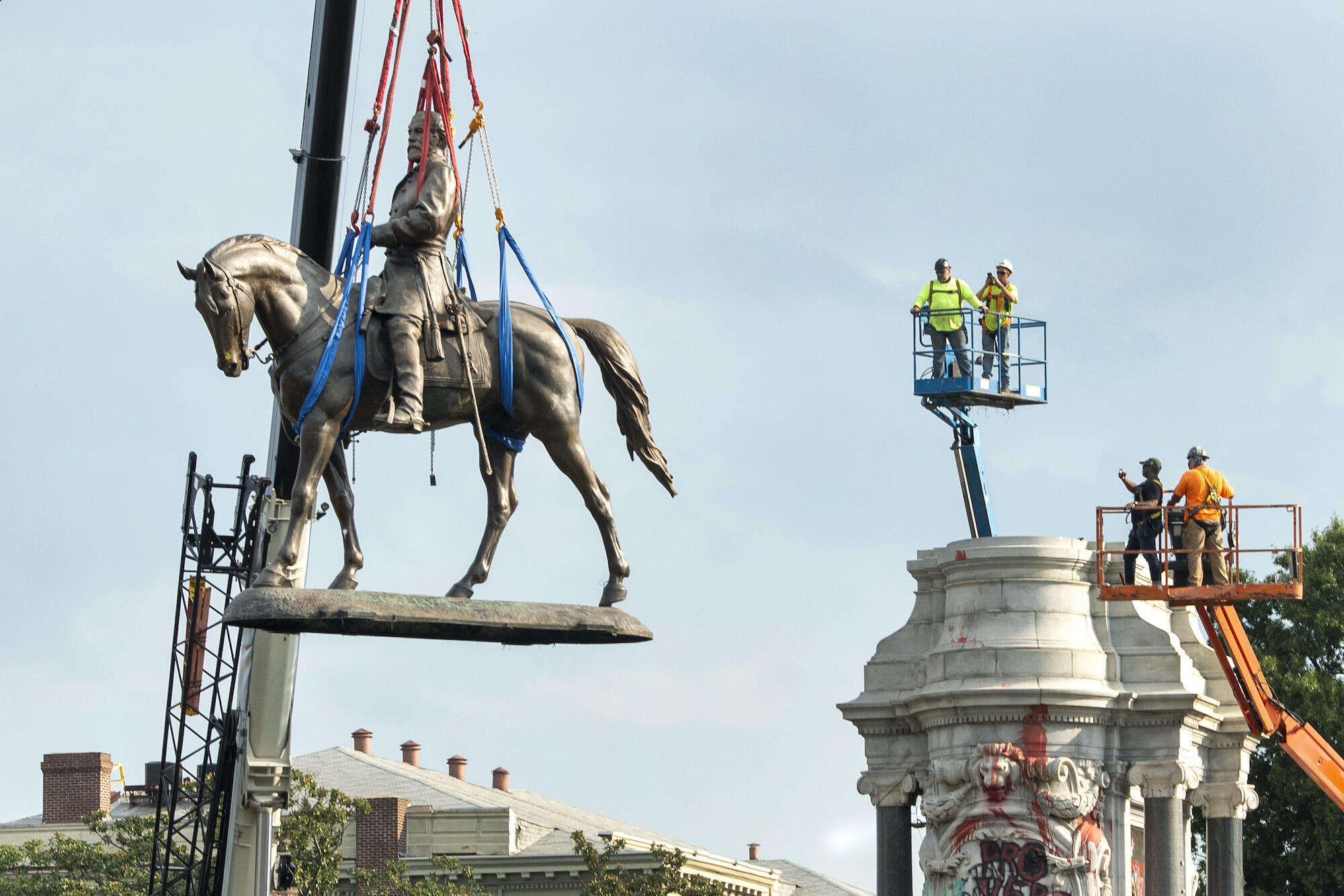 The Robert E. Lee statue is removed from its plinth