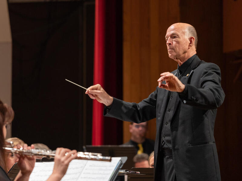 Terry Austin conducting.