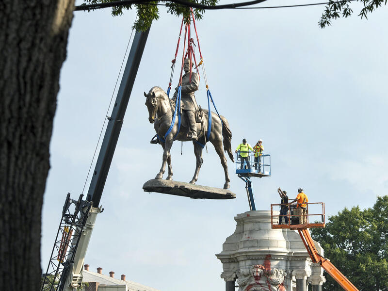 The Robert E. Lee statue is removed from its plinth