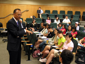 VCU School of Business alumnus David Yu discusses banking in the United States and China with visiting students from Fudan University and Beijing Foreign Studies University.  The students attended lectures about American, business, history, politics and the arts as part of their four week stay in the United States. Photo by Mike Porter/VCU Office of University News Services.