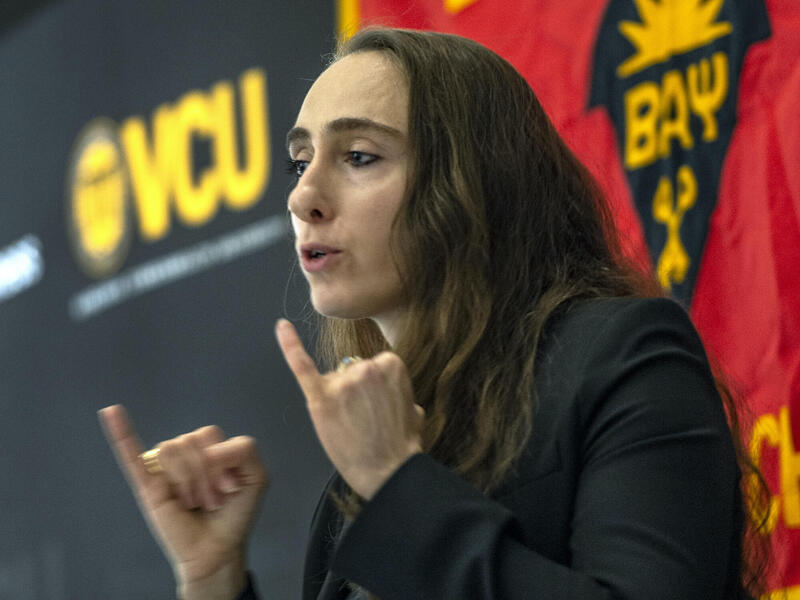 VCU School of Business alumna Cristina Childers speaking at a recent meeting of the VCU chapter of Beta Alpha Psi, an international honor organization for accounting students.