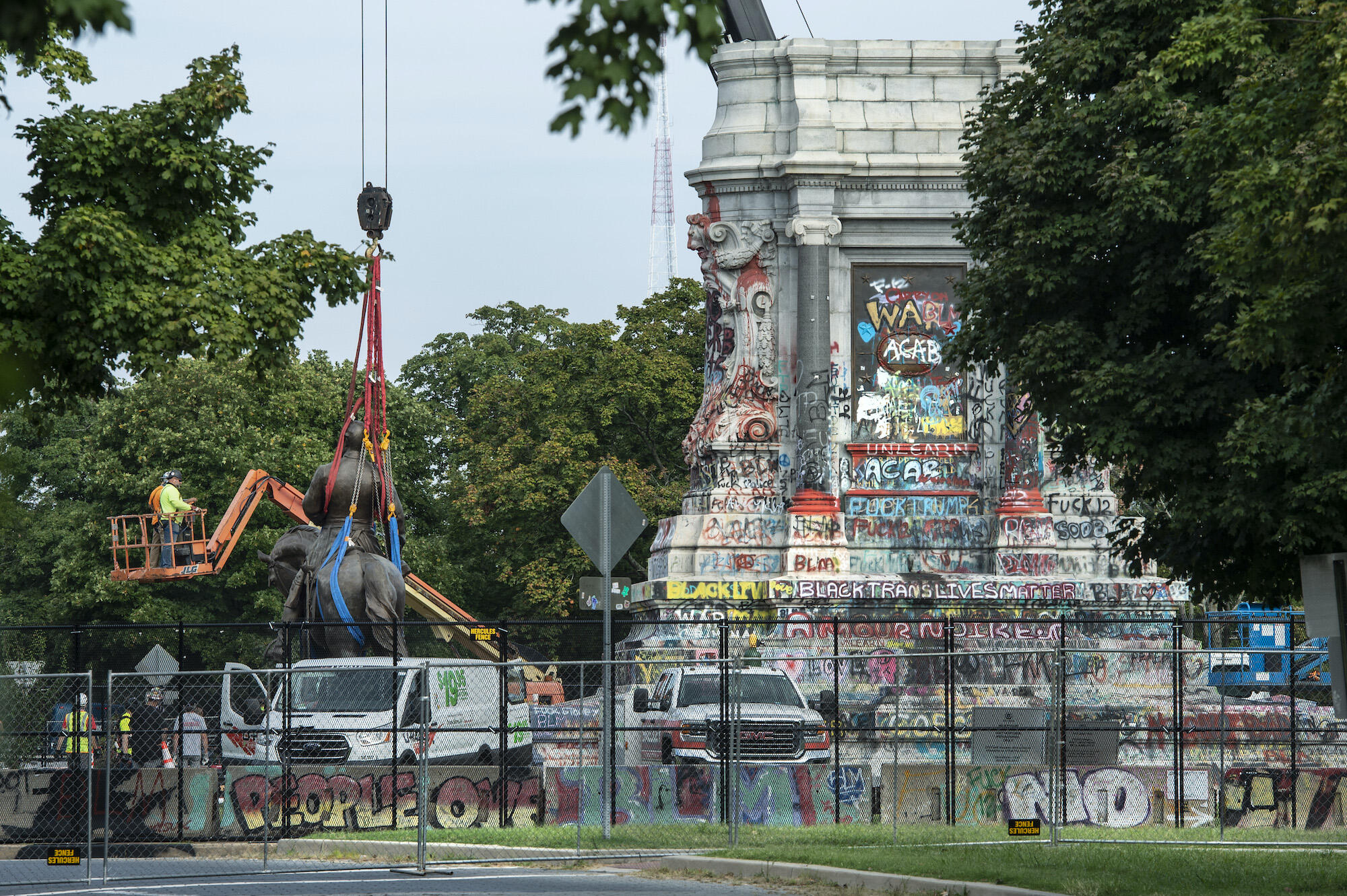 The Robert E. Lee statue is removed from its plinth