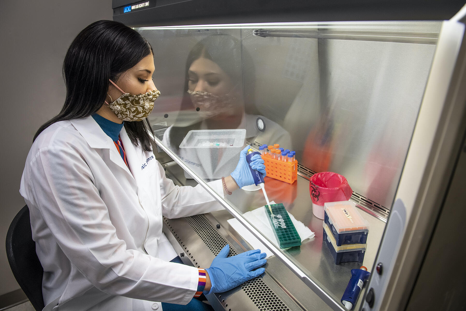 Triniti Turner in a forensic science lab at VCU.