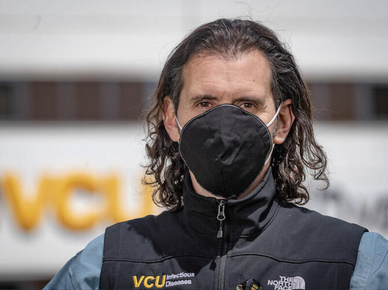 Dr. Gonzalo Bearman wearing a face mask 