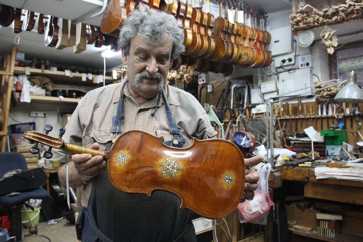 Master violin craftsman Amnon Weinstein restores violins played by Jewish musicians during the Holocaust.