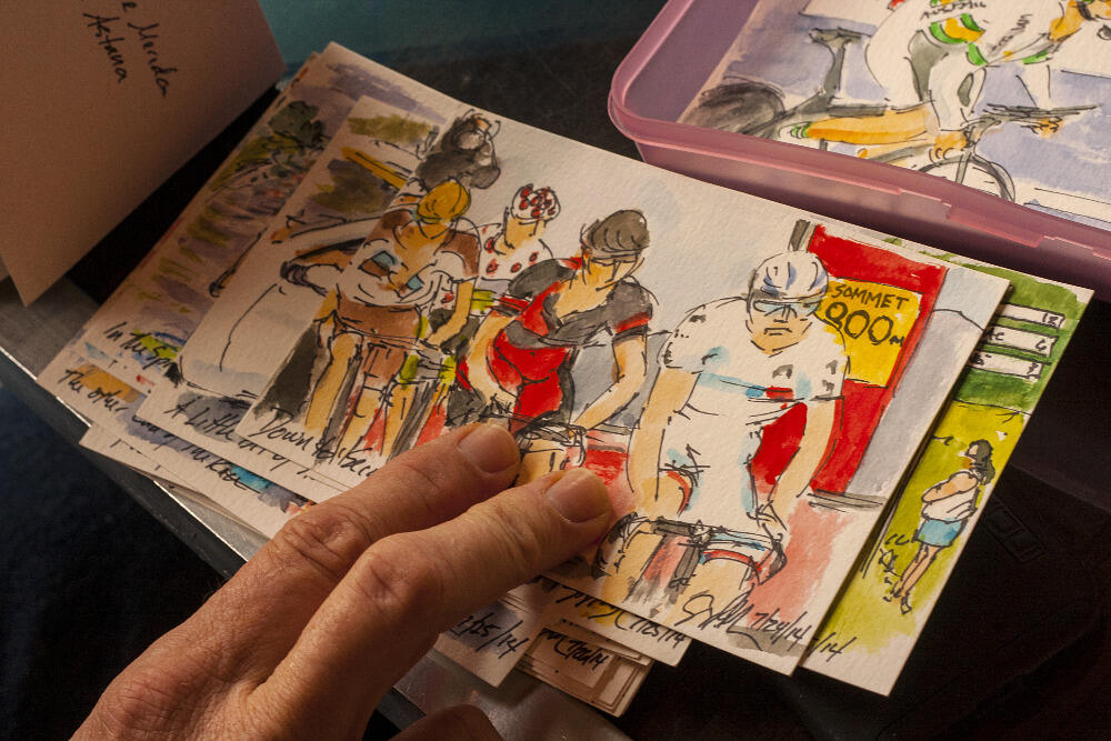 Alumnus Greig Leach captures moments from major cycling competitions around the world through his paintings.<br>
Photos by Ahmed Asraf