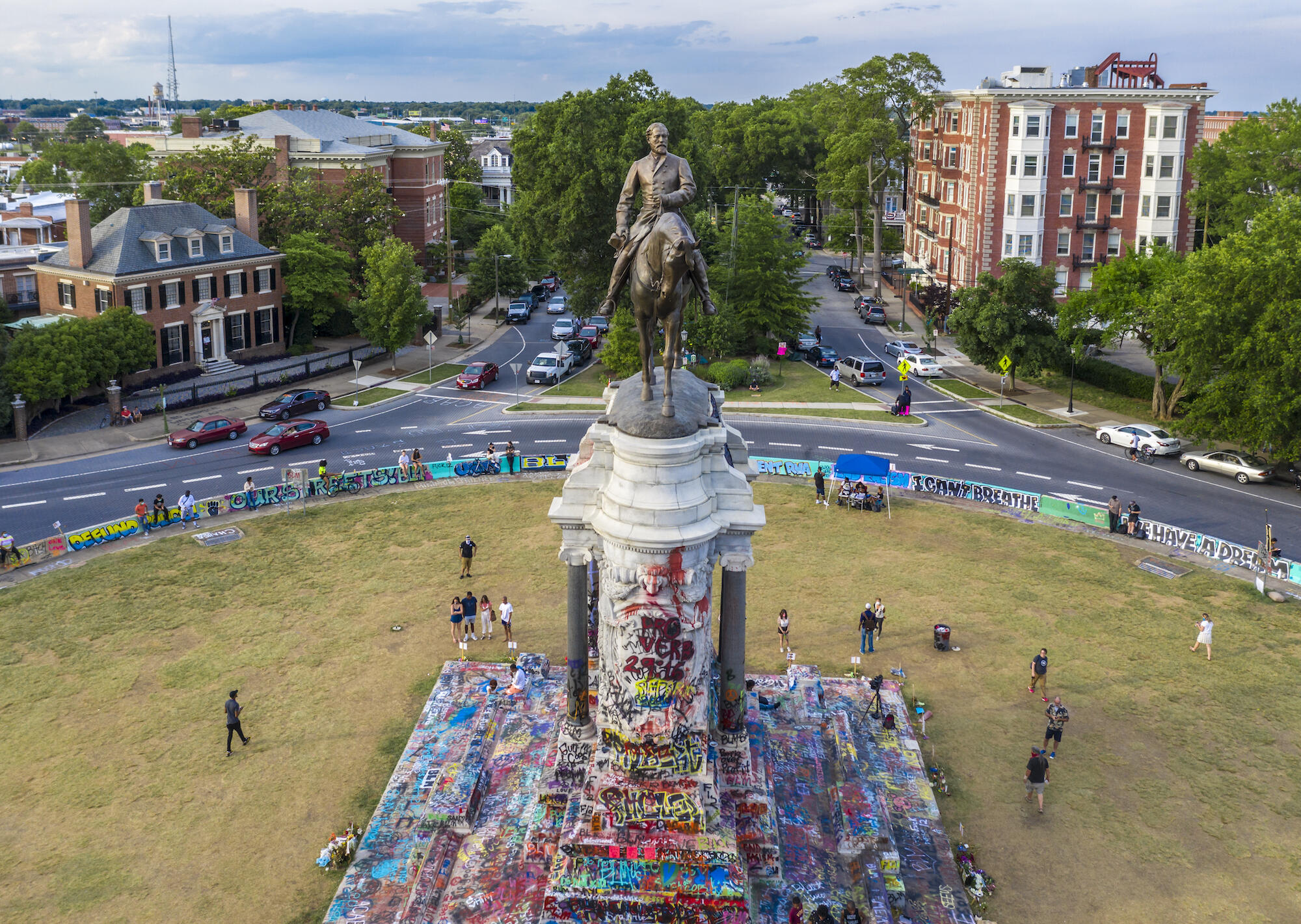 The Robert E. Lee monument in June 2020, covered in graffiti