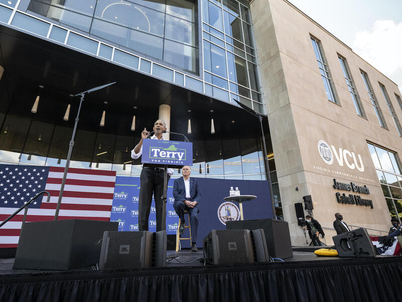 Former President Barack Obama addresses a crowd of 2,000 outside James Branch Cabell Library