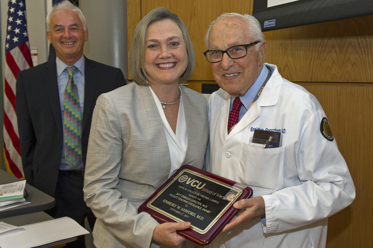 Kimberly W. Sanford, M.D., receives the Enrique Gerszten M.D. Faculty Teaching Excellence Award from Enrique Gerszten, M.D.