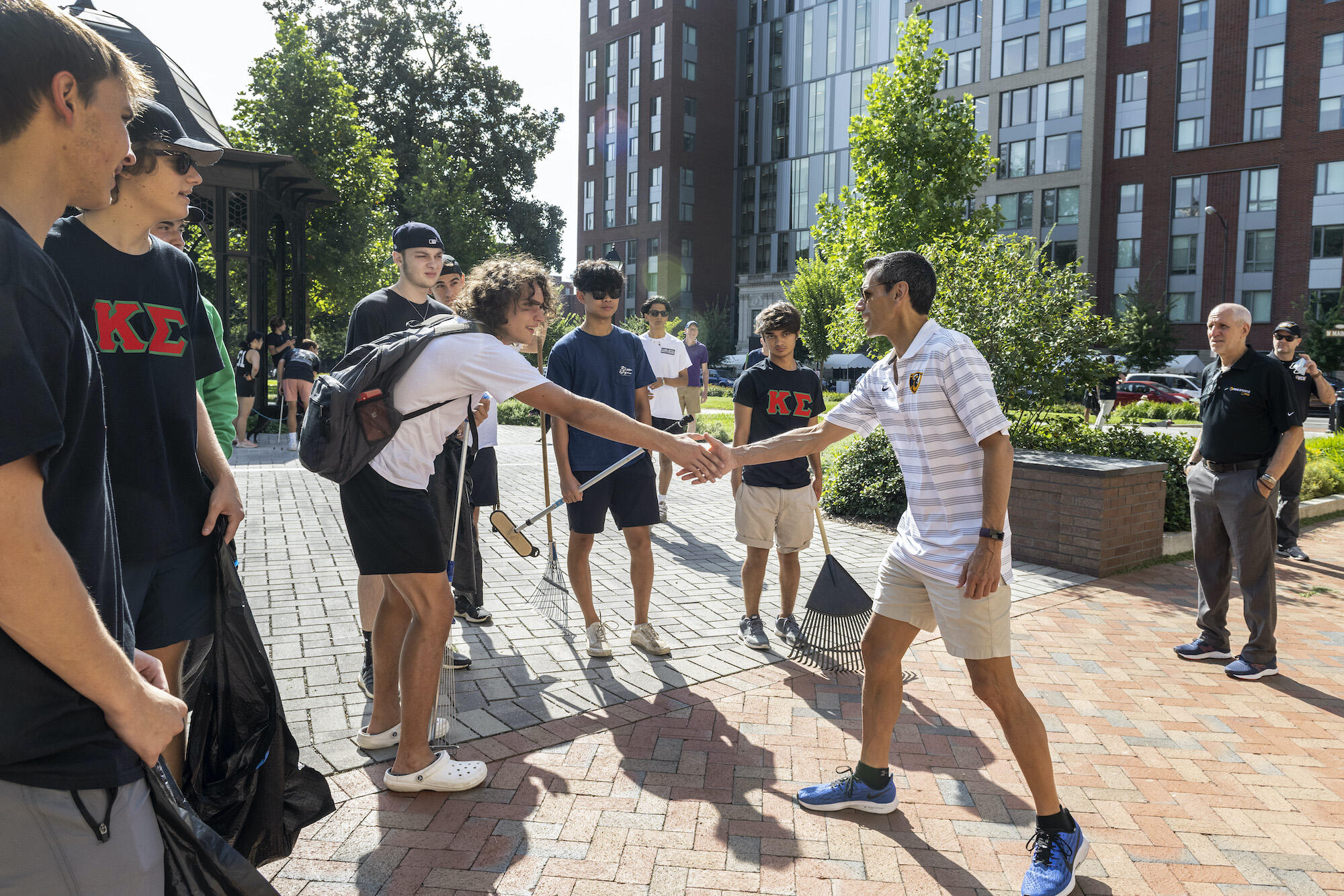 Rao meets a group of VCU students cleaning up Monroe Park.